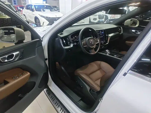 Volvo XC60 — Фото автомобиля 15