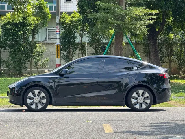 Tesla Model Y — Фото автомобиля 16