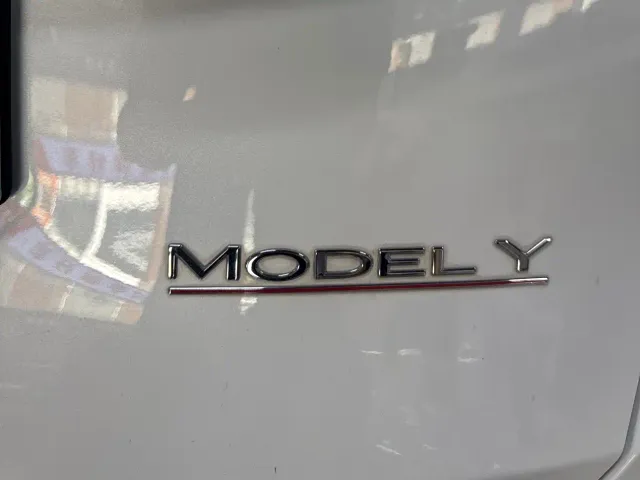 Tesla Model Y — Фото автомобиля 12