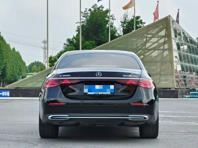 Mercedes-Benz E-Class — Фото автомобиля 5