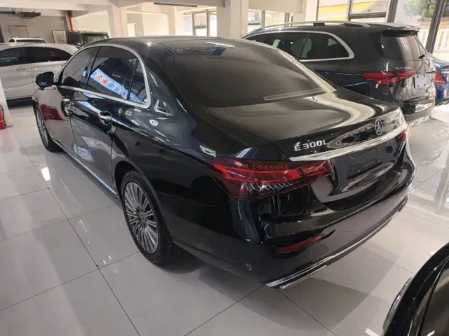 Mercedes-Benz E-Class — Фото автомобиля 4