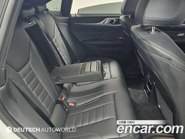 BMW i4 — Фото автомобиля 12