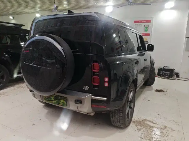 Land Rover Defender — Фото автомобиля 7