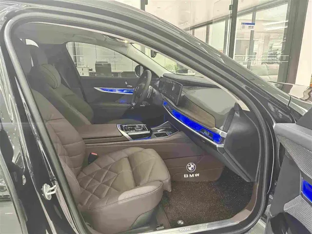 BMW 7 Series — Фото автомобиля 17