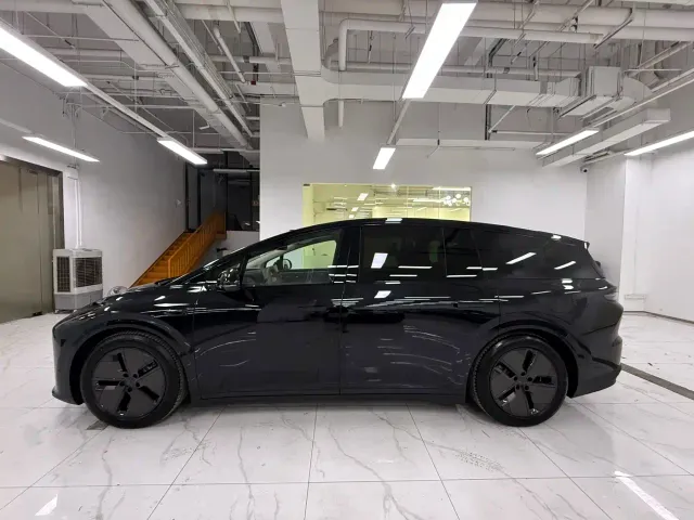 Li Auto i8 — Фото автомобиля 3
