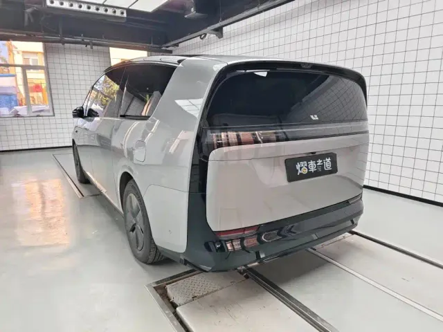 Li Auto MEGA — Фото автомобиля 19