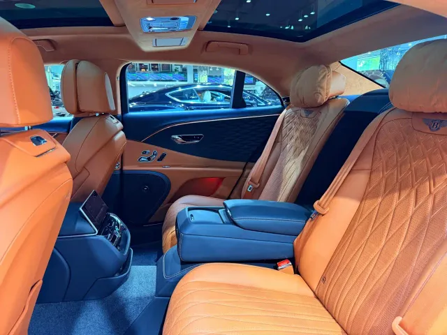 Bentley Flying Spur — Фото автомобиля 13