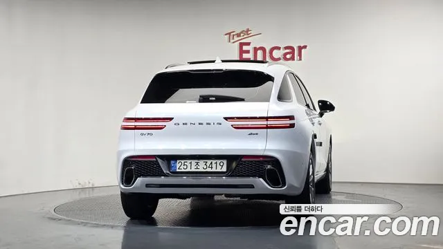 Genesis GV70 — Фото автомобиля 4