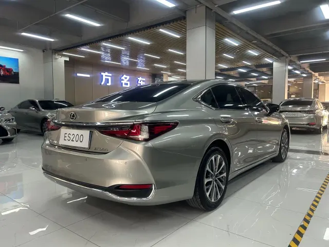 Lexus ES — Фото автомобиля 11