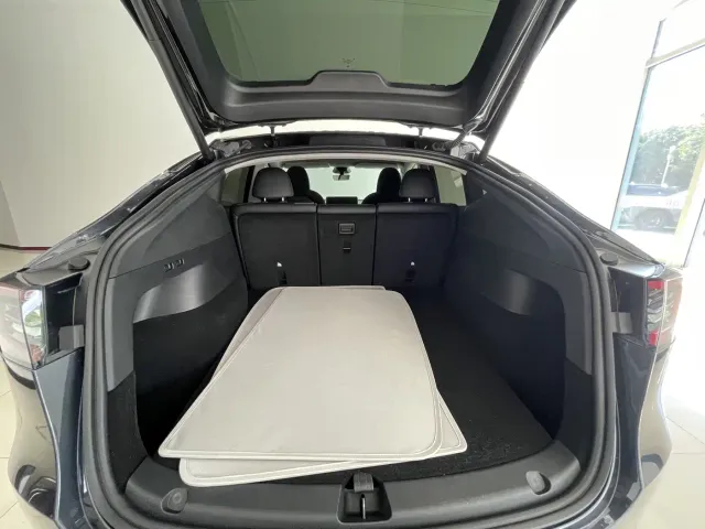 Tesla Model Y — Фото автомобиля 11