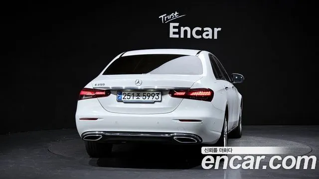Mercedes-Benz E-Class — Фото автомобиля 4
