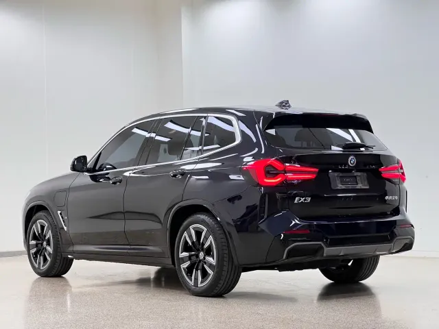 BMW iX3 — Фото автомобиля 5