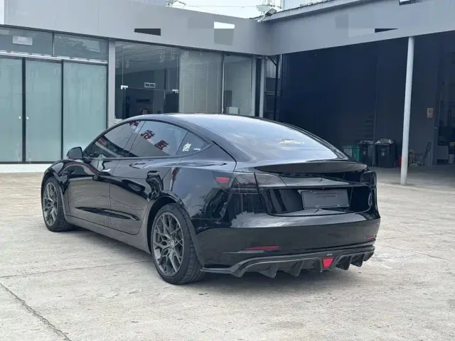 Tesla Model 3 — Фото автомобиля 4