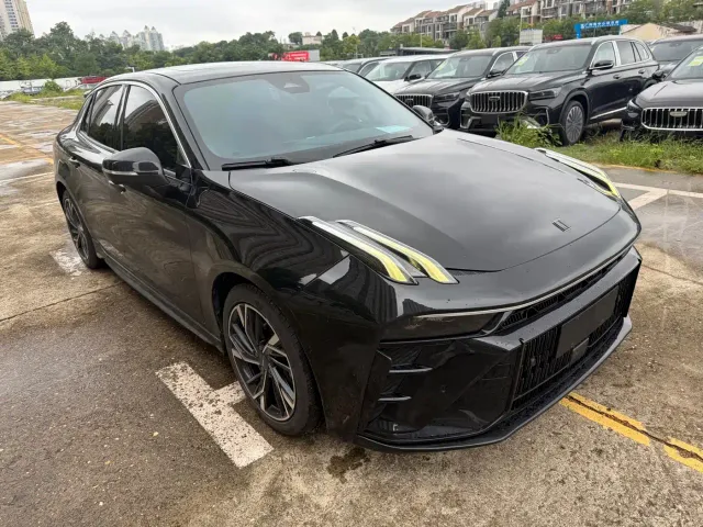 Lynk & Co Lynk & Co 03 2023 1.5TD DCT Power Pro — Фото автомобиля 3
