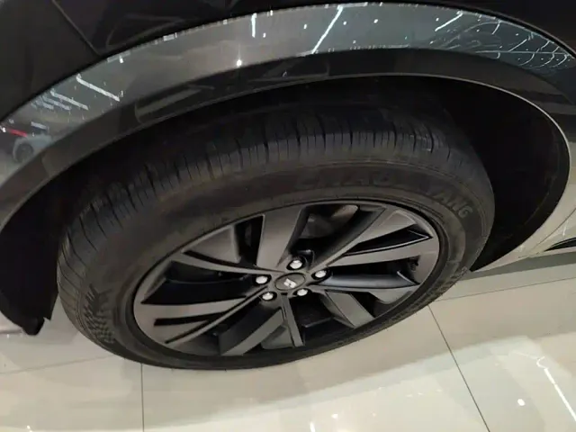Li Auto L8 — Фото автомобиля 22