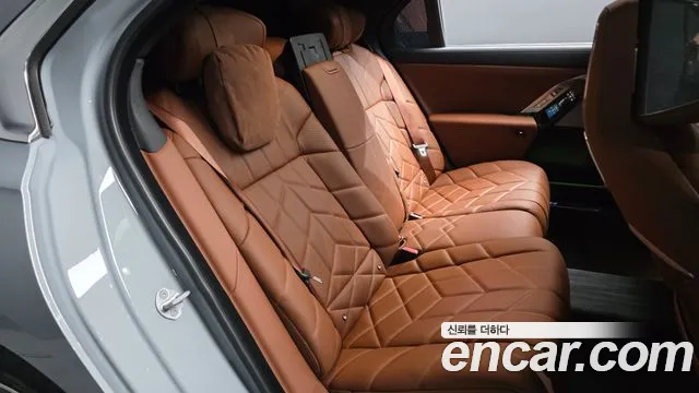 BMW 7 Series G70 — Фото автомобиля 11