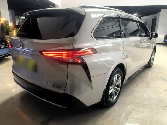 Toyota Sienna — Фото автомобиля 6