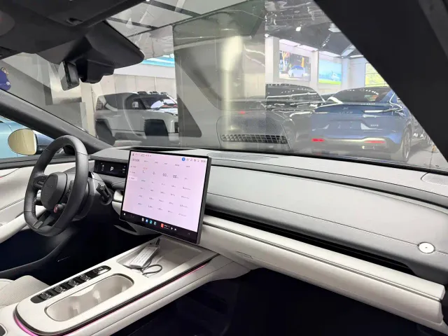 Xiaomi SU7 — Фото автомобиля 11