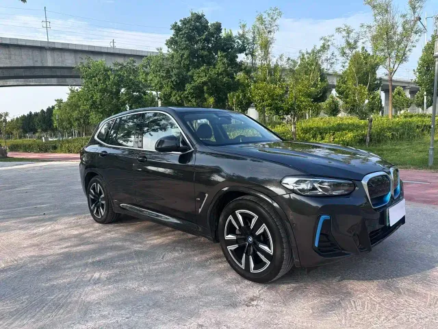 BMW iX3 — Фото автомобиля 3