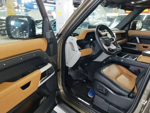 Land Rover Defender — Фото автомобиля 15