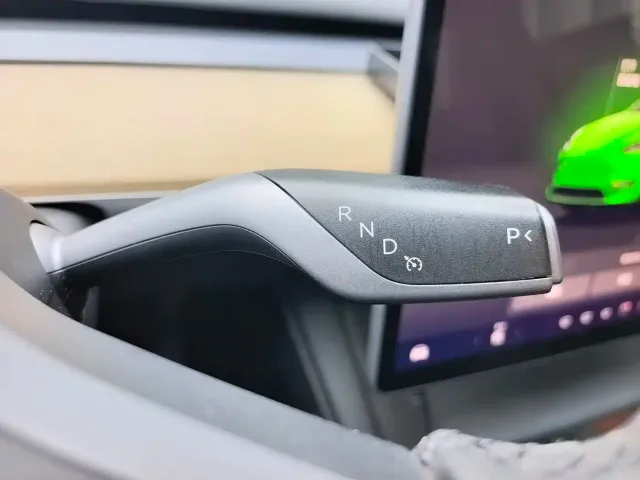 Tesla Model Y — Фото автомобиля 12