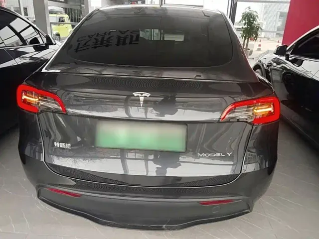 Tesla Model Y — Фото автомобиля 5