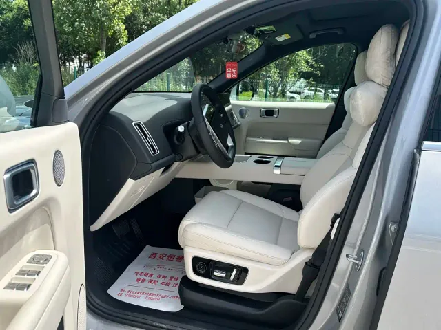 Li Auto L8 — Фото автомобиля 4