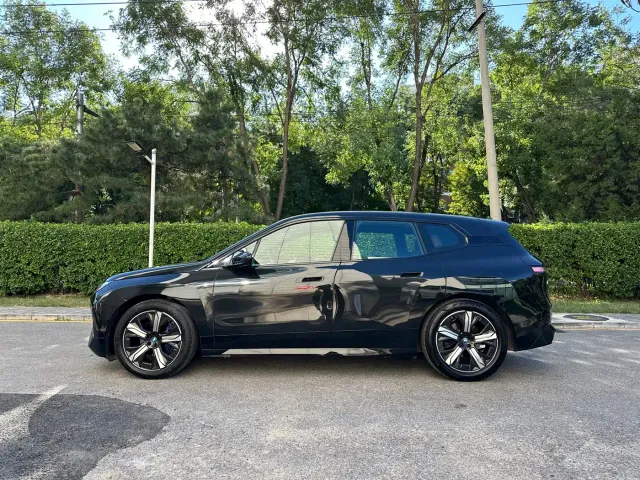 BMW iX — Фото автомобиля 3