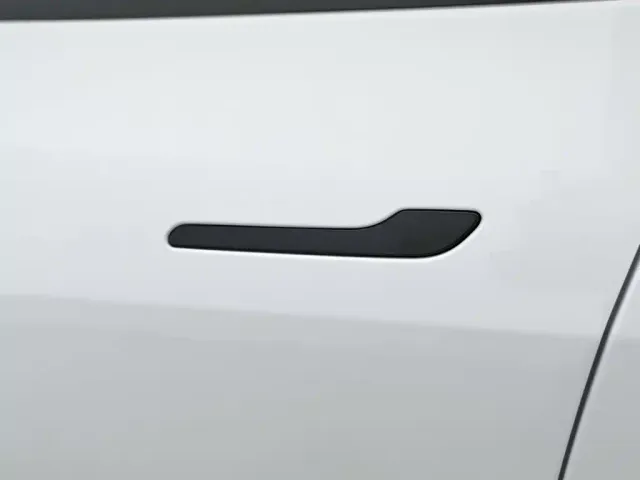 Tesla Model Y — Фото автомобиля 18