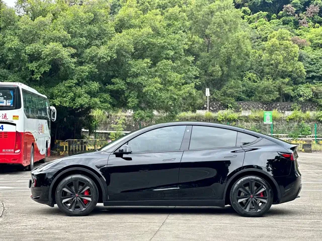 Tesla Model Y 2022 Facelift Rear-Wheel Drive Version — Фото автомобиля 12