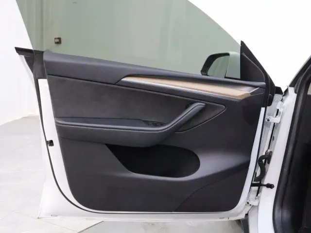 Tesla Model Y — Фото автомобиля 10
