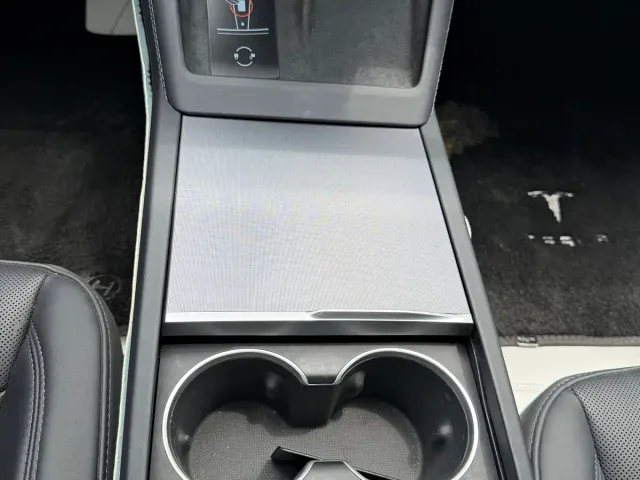 Tesla Model 3 — Фото автомобиля 12