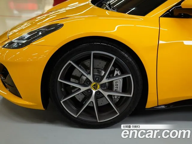 Lotus Emira — Фото автомобиля 6