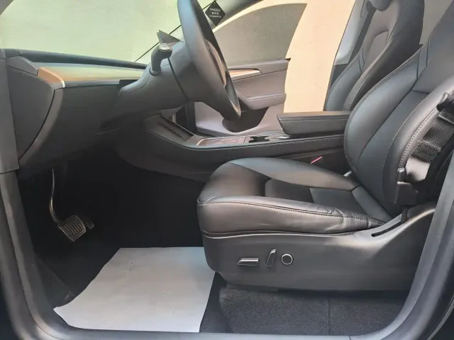 Tesla Model Y — Фото автомобиля 6