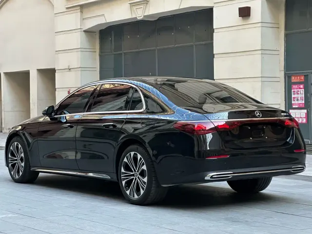 Mercedes-Benz E-Class — Фото автомобиля 4