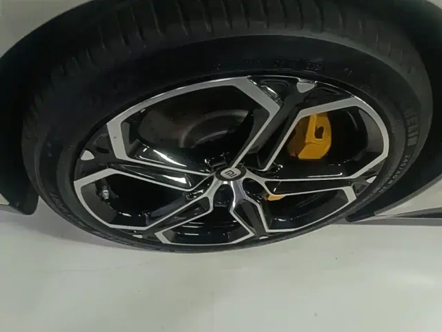 Xiaomi SU7 — Фото автомобиля 22