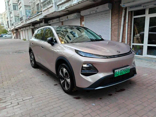 Changan Qiyuan Q05 — Фото автомобиля 3