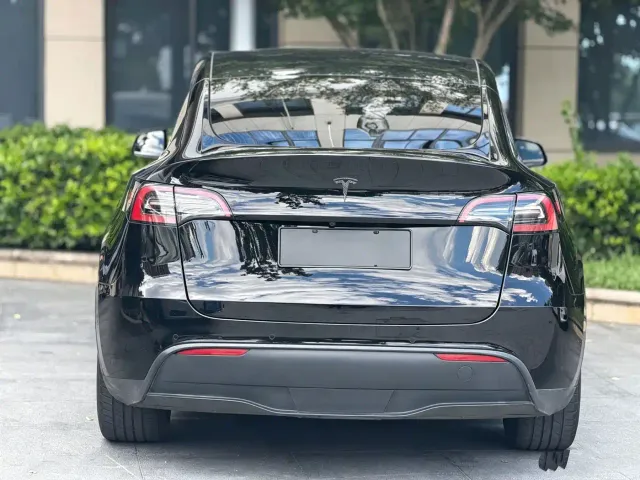 Tesla Model Y — Фото автомобиля 9
