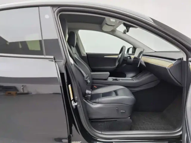 Tesla Model Y — Фото автомобиля 23