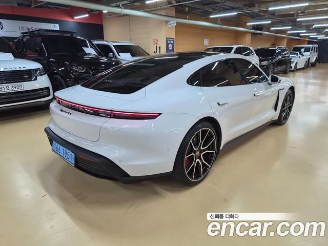 Porsche Taycan — Фото автомобиля 6