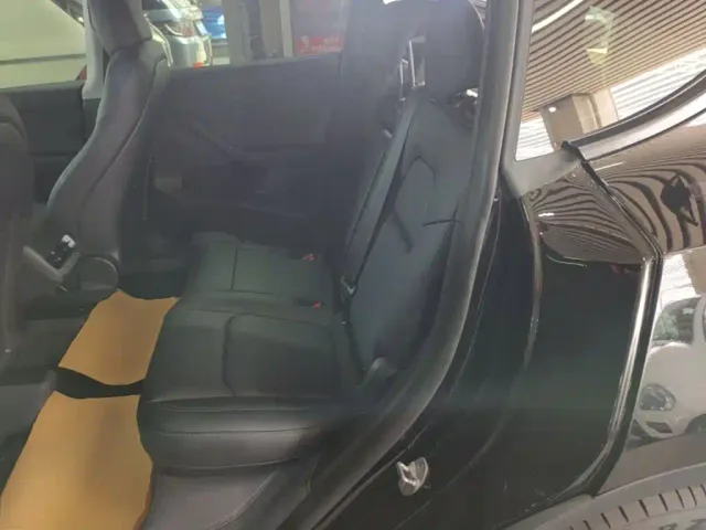 Tesla Model Y — Фото автомобиля 12