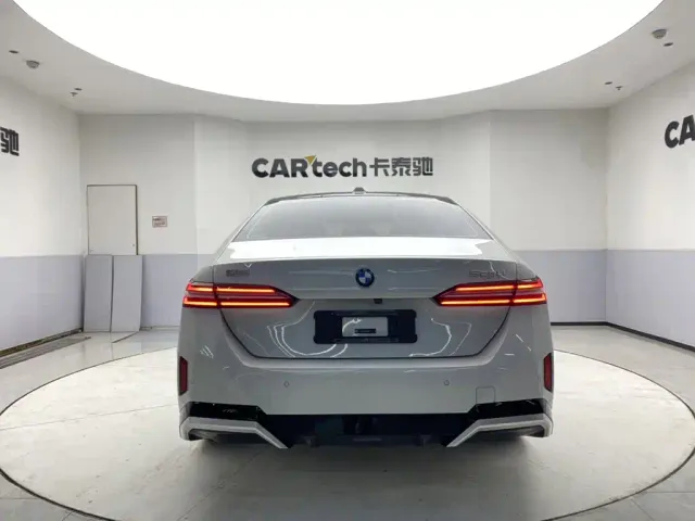 BMW 5 Series — Фото автомобиля 6