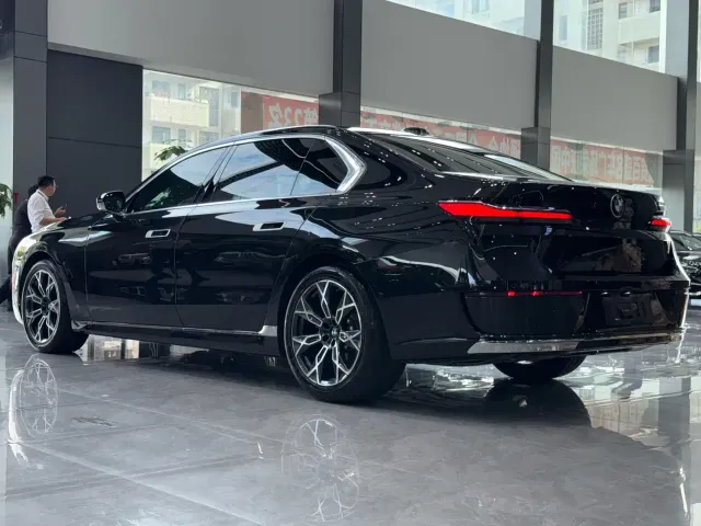 BMW 7 Series — Фото автомобиля 11