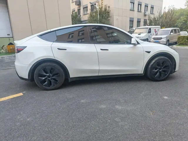 Tesla Model Y — Фото автомобиля 7