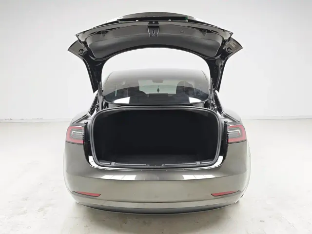 Tesla Model 3 — Фото автомобиля 10