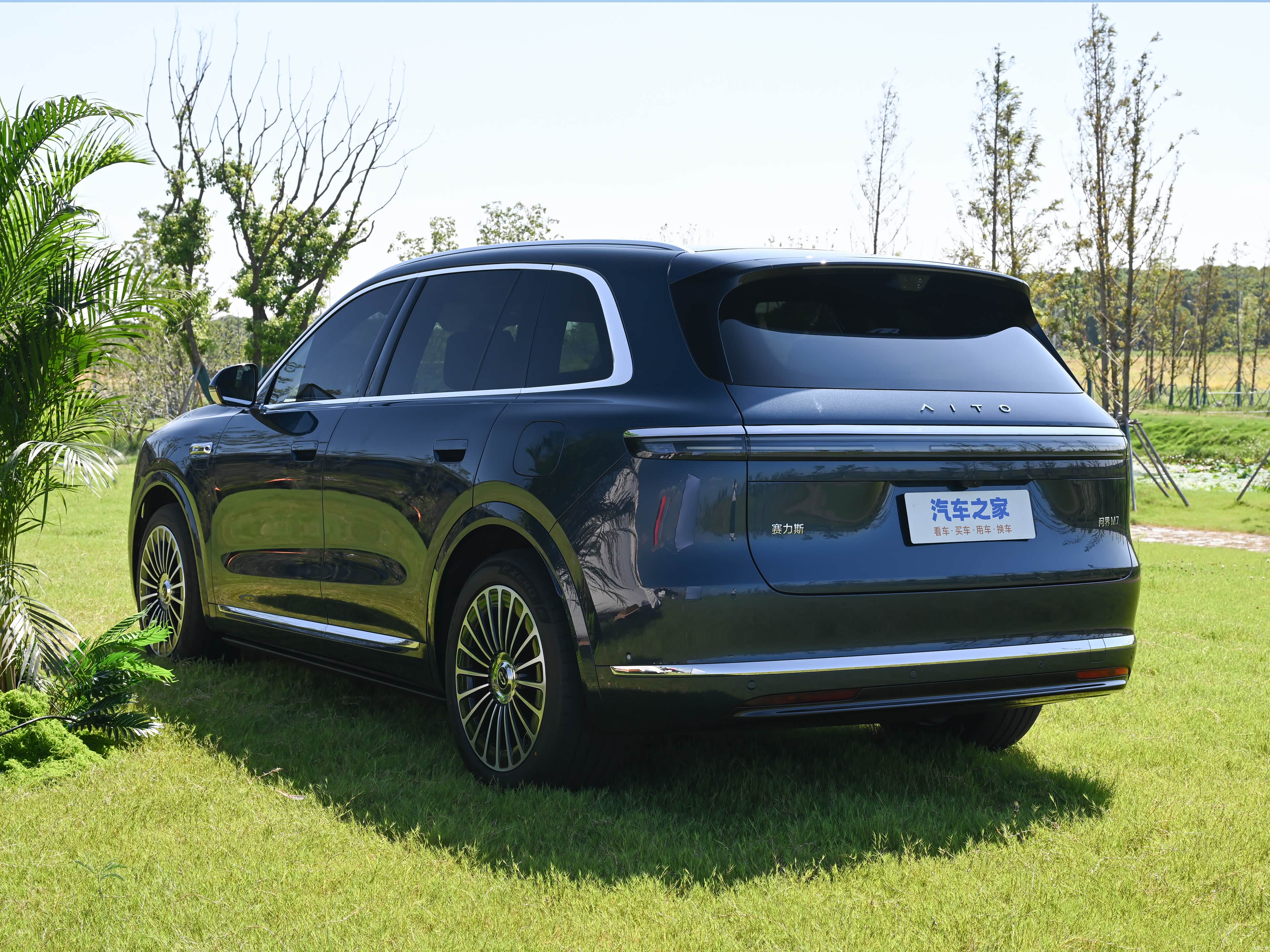 AITO M7 EREV Ultra 5 seats 4wd — Фото автомобиля 4