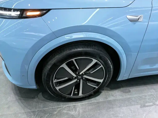 Li Auto L7 — Фото автомобиля 22