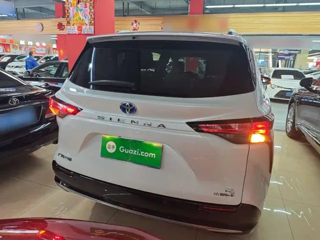 Toyota Sienna — Фото автомобиля 5