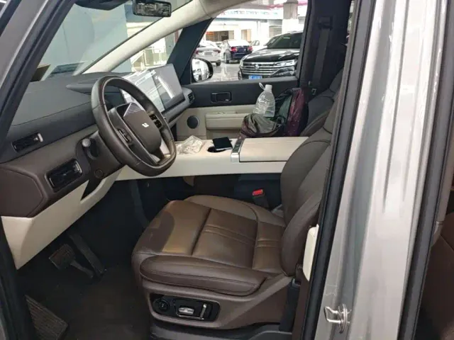 Li Auto MEGA — Фото автомобиля 14