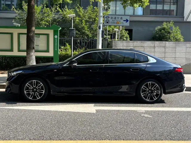 BMW 5 Series — Фото автомобиля 3